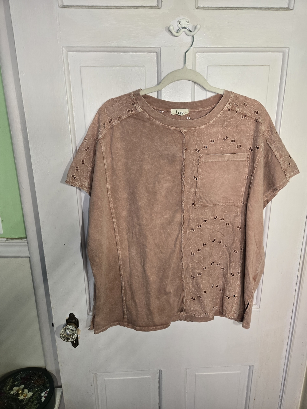 Women's Oversized Short Sleeve Eyelet Pocket Tee in Dusty Rose Size S
